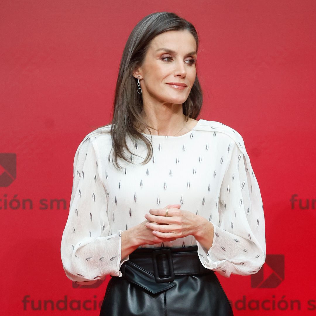 La reina Letizia rescata una blusa que no se ponía desde 2018 con una rompedora falda de cuero en Madrid