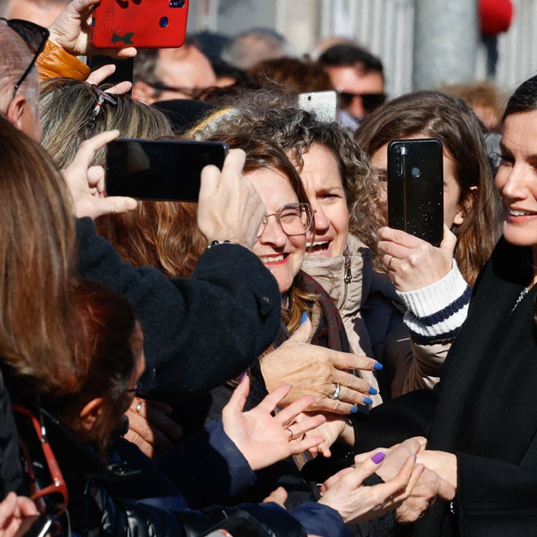 La reina Letizia, primer baño de multitudes del año en su viaje a Alicante