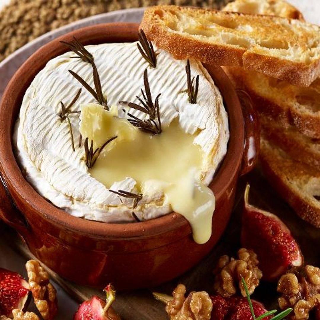 Camembert al horno con nueces e higos