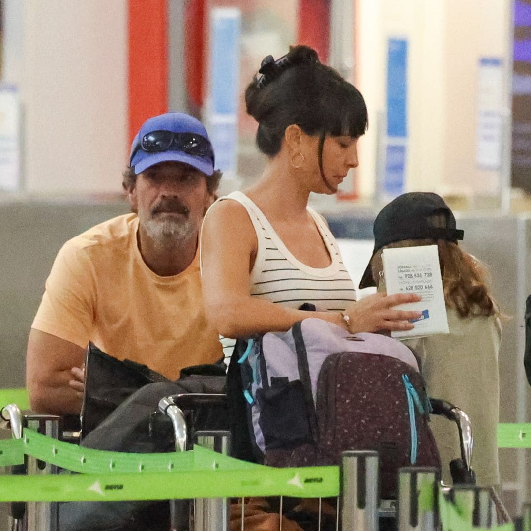 Rodolfo Sancho y Xenia Tostado en el Aeropuerto Adolfo Suárez Madrid-Barajas, junto a su hija a 25 de Abril de 2025 en Madrid 