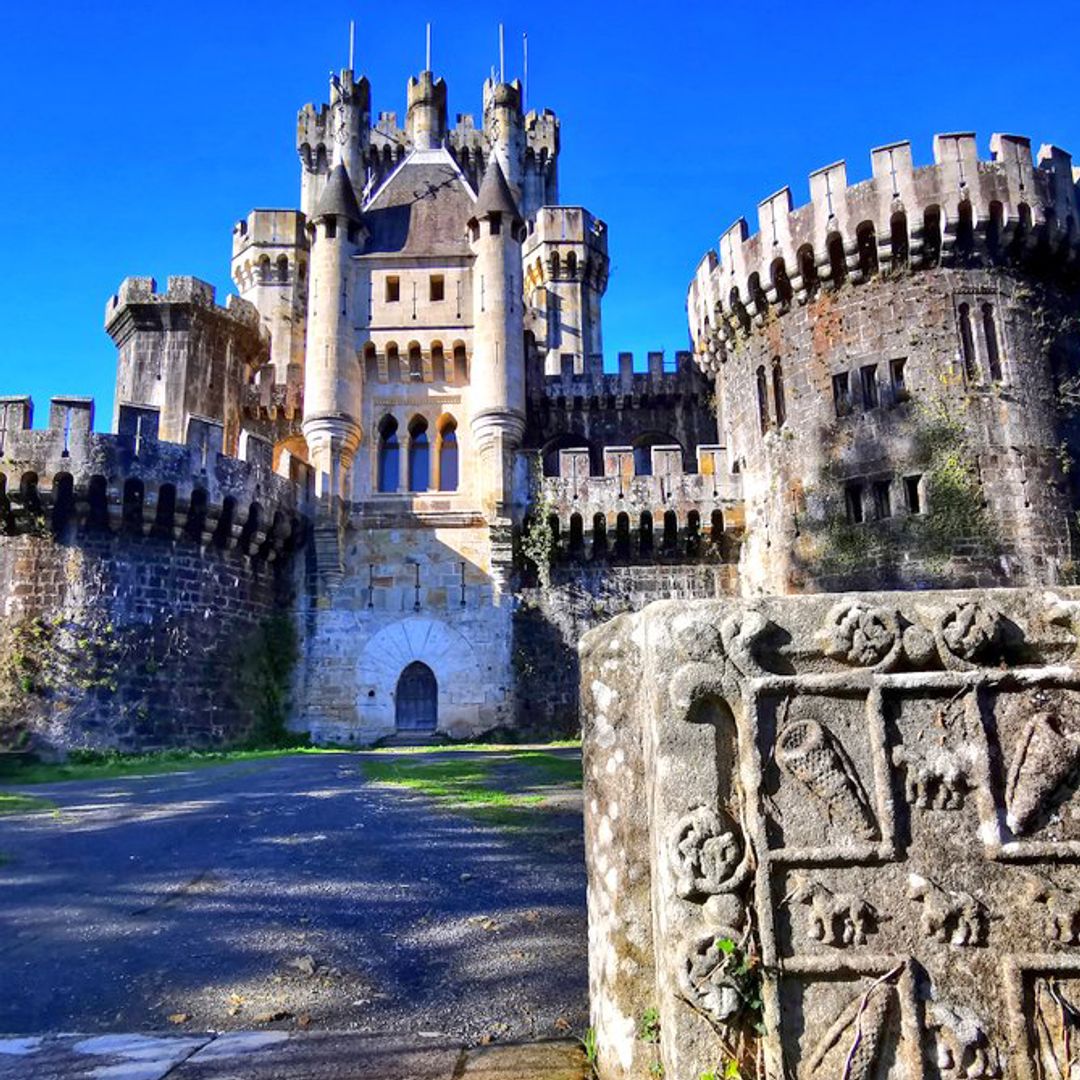 Así es Butrón, el castillo en el corazón de Vizcaya de torres y almenas que parece sacado de un cuento con una historia sorprendente
