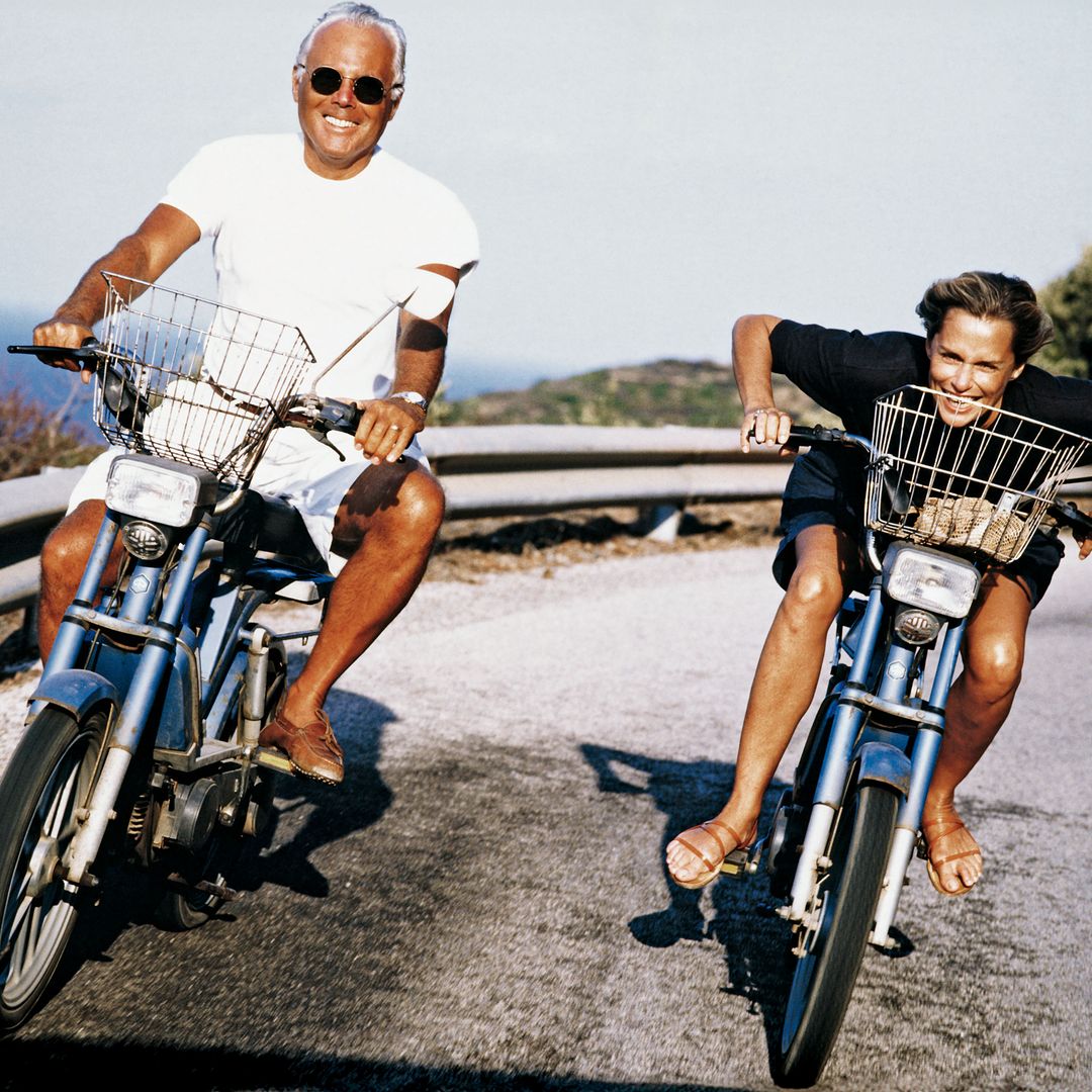 Imagen del archivo personal de Giorgio Armani, en la que el diseñador recorre Pantelleria en Scooter junto a la modelo y actriz estadounidense Lauren Hutton, una de sus mejores amigas, a la que conoció tras diseñar el vestuario de la película "American Gigolo"