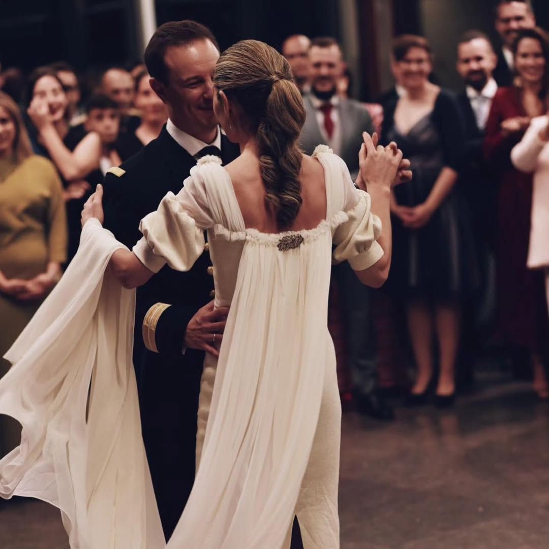 Las novias más virales del momento apuestan por los broches para transformar su look