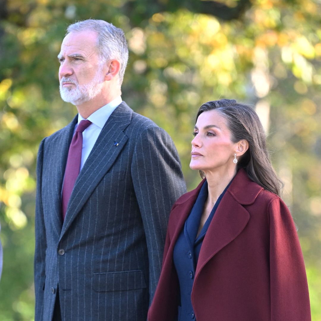 La reina Letizia estrena en Finlandia el abrigo todoterreno del otoño 2026: oversized, masculino y en color burdeos