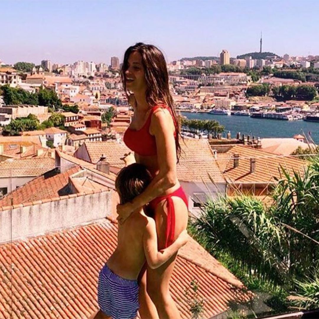 ¿Quién tiró a quién al agua? El refrescante 'duelo' de Sara Carbonero y Martín en la piscina