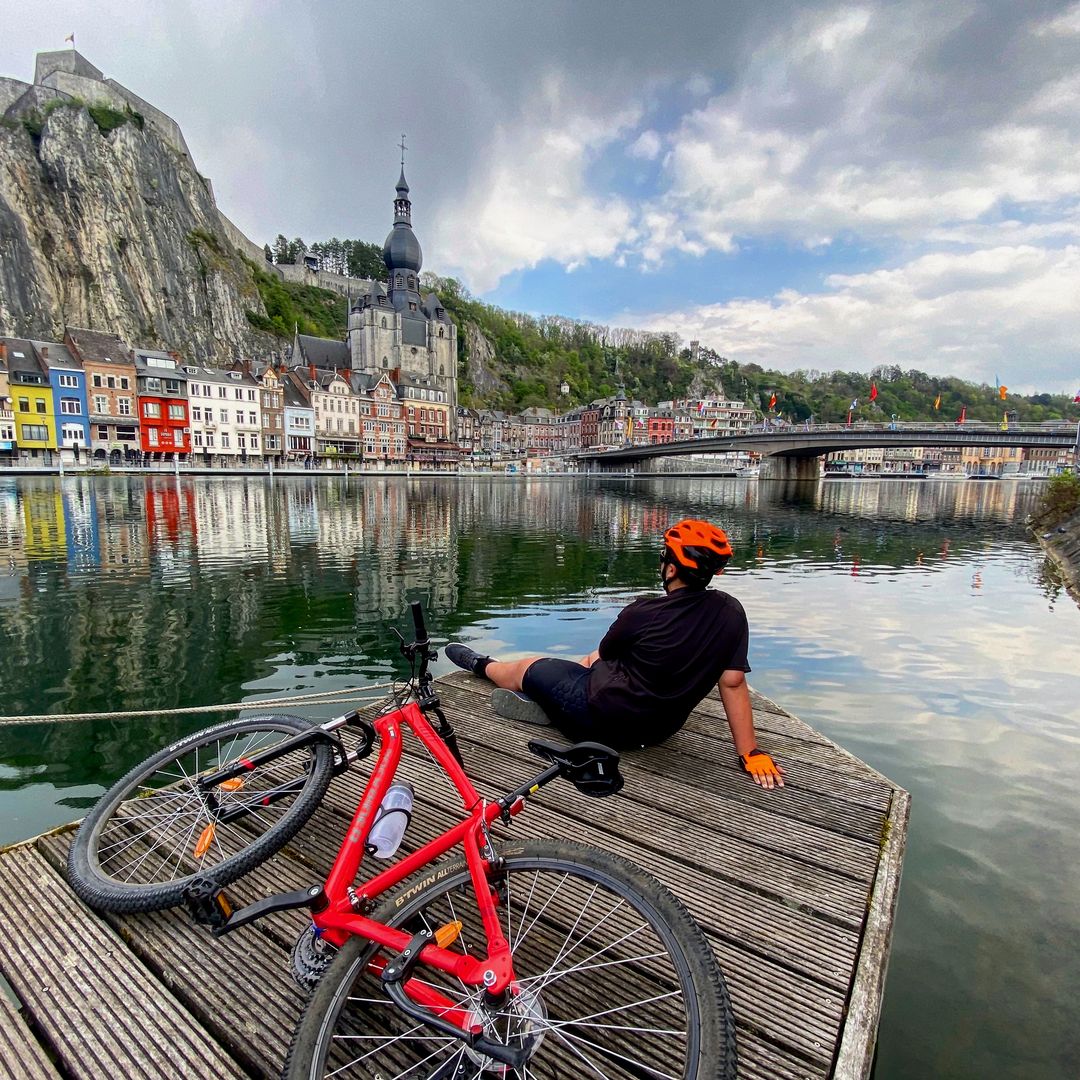La ciudad belga de Dinant vista desde la otra orilla del río Mosel