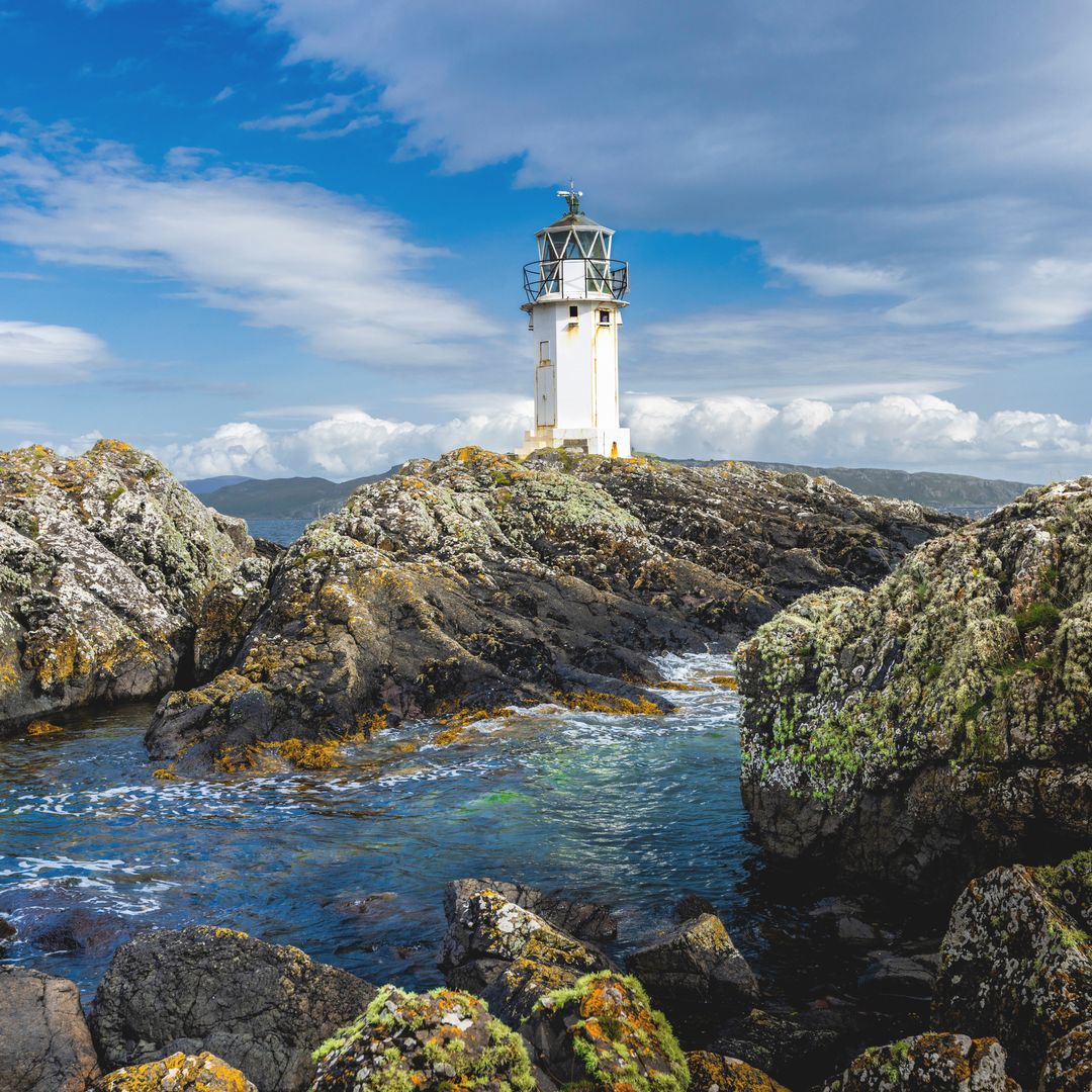Faro Rubh an Eun en la bahía de Glencallum, en la bahía de Bute, Escocia