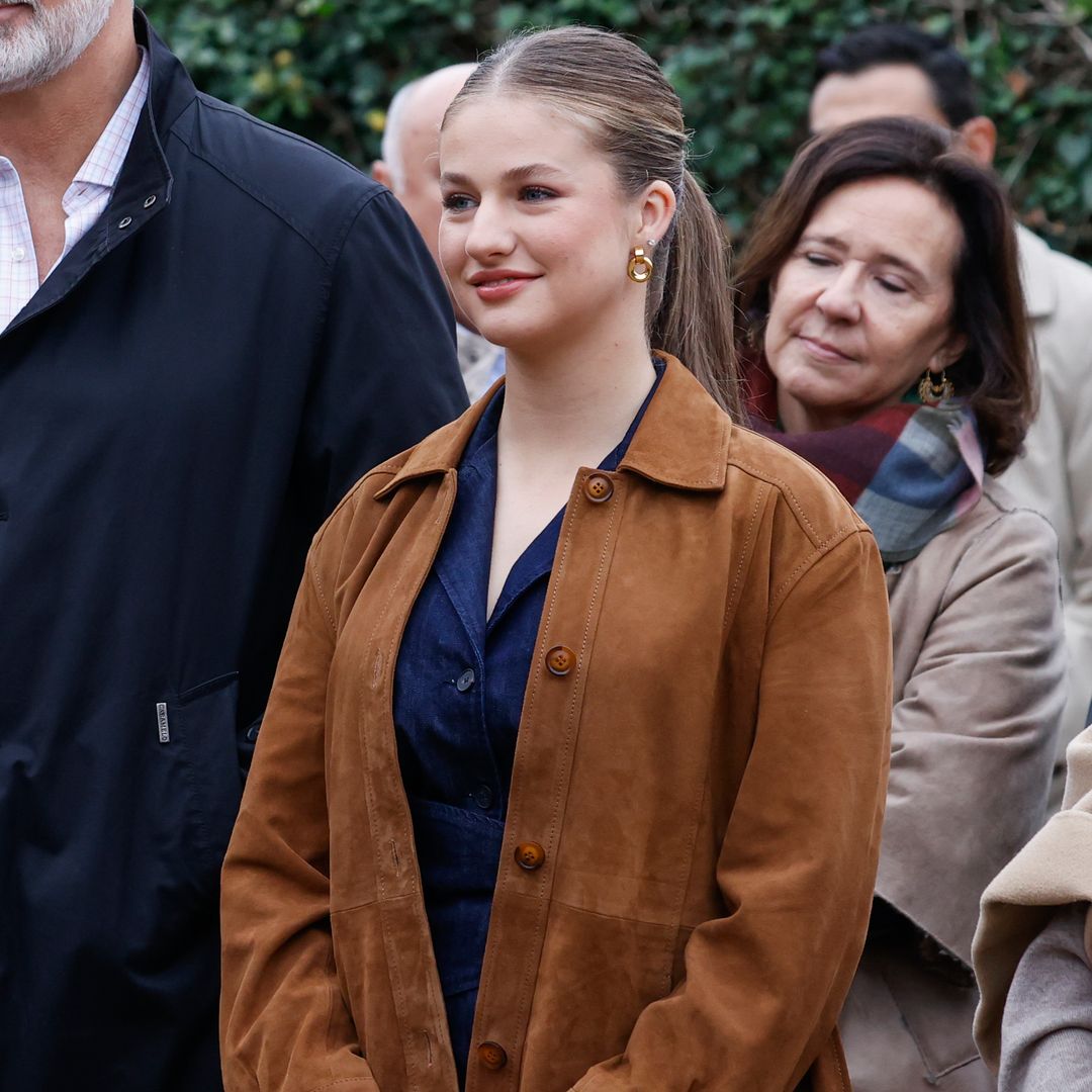 La princesa Leonor apuesta por estilo parisino en Valdesoto, Pueblo Ejemplar 2025, con chaqueta de ante 'vintage', mono vaquero y su piercing de diamante
