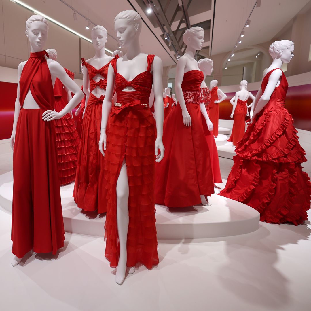 El icónico rojo Valentino tiene su primera exhibición en Roma