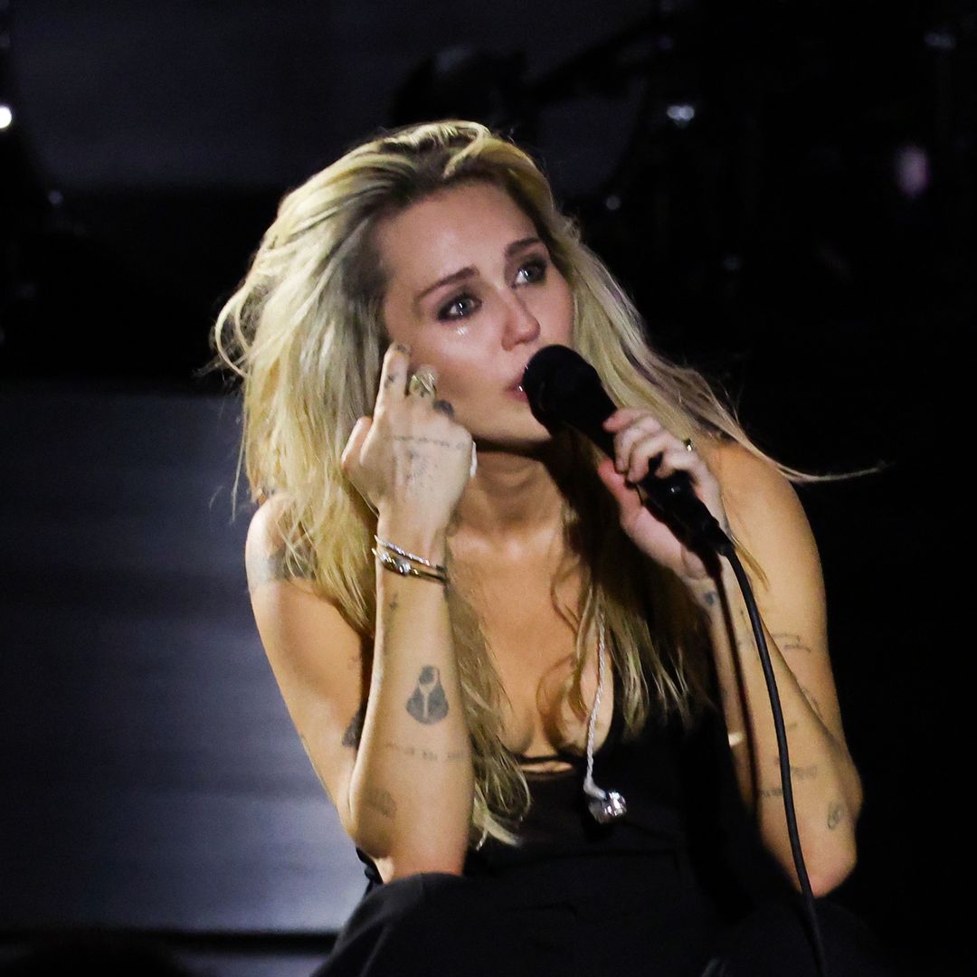 Miley Cyrus se rompe al desvelar el mensaje que Dolly Parton le ha enviado desde el más allá: "Somos eternas"
