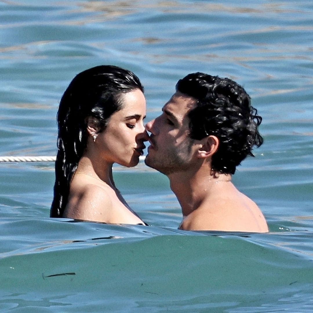 Camila Cabello y Henry Junior elevan la temperatura en su romántico verano en Ibiza
