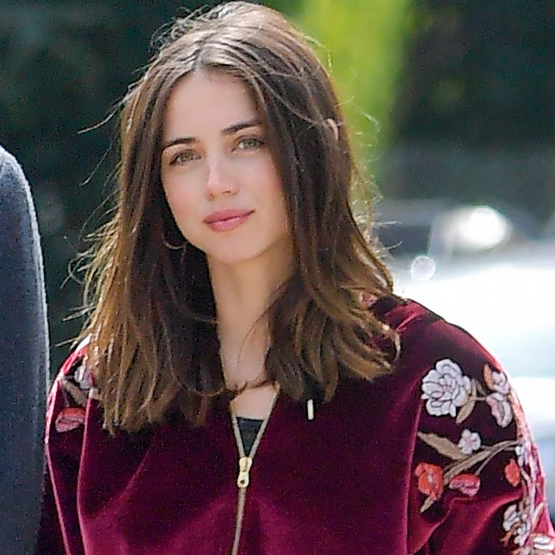 Ana de Armas continúa su maratón 'comfy' con sudadera de terciopelo y sus zapatillas preferidas