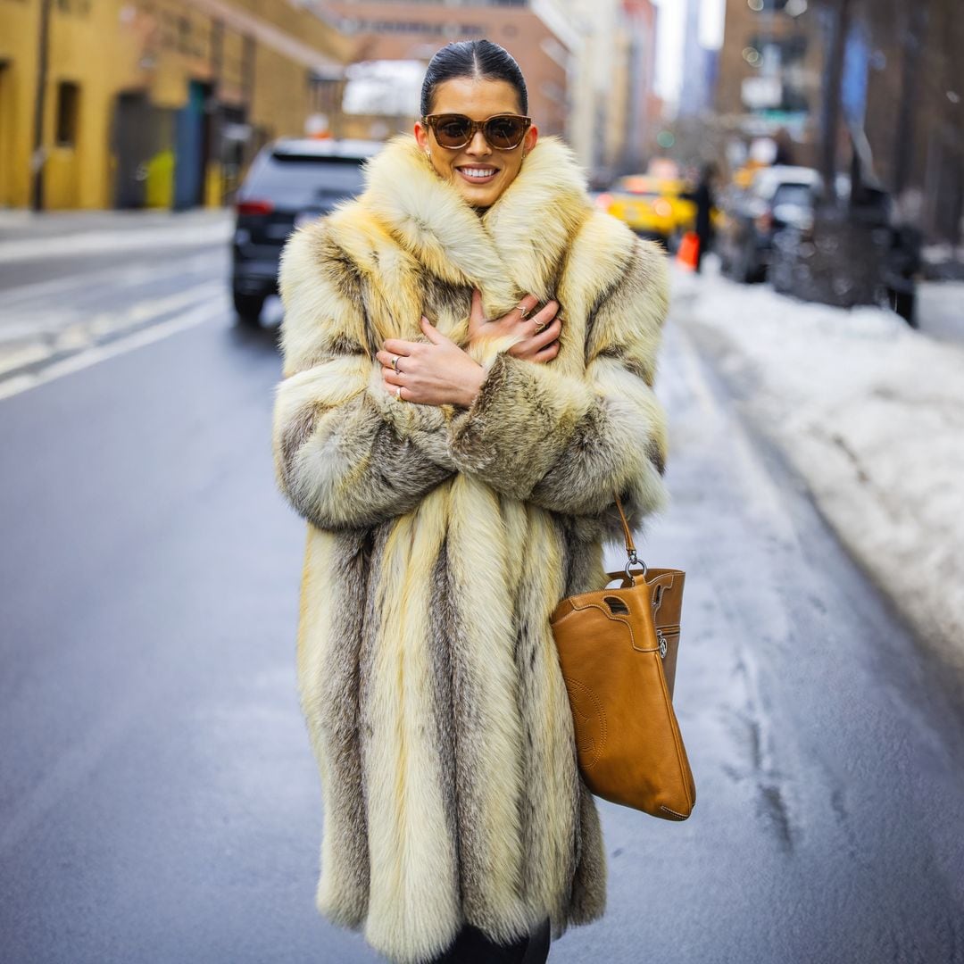 Trucos para llevar un abrigo de pelo y cuidarlo para que te dure años