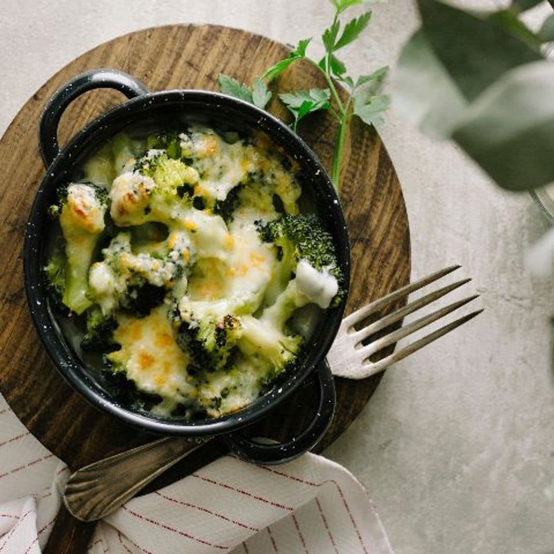Brócoli gratinado con queso al horno