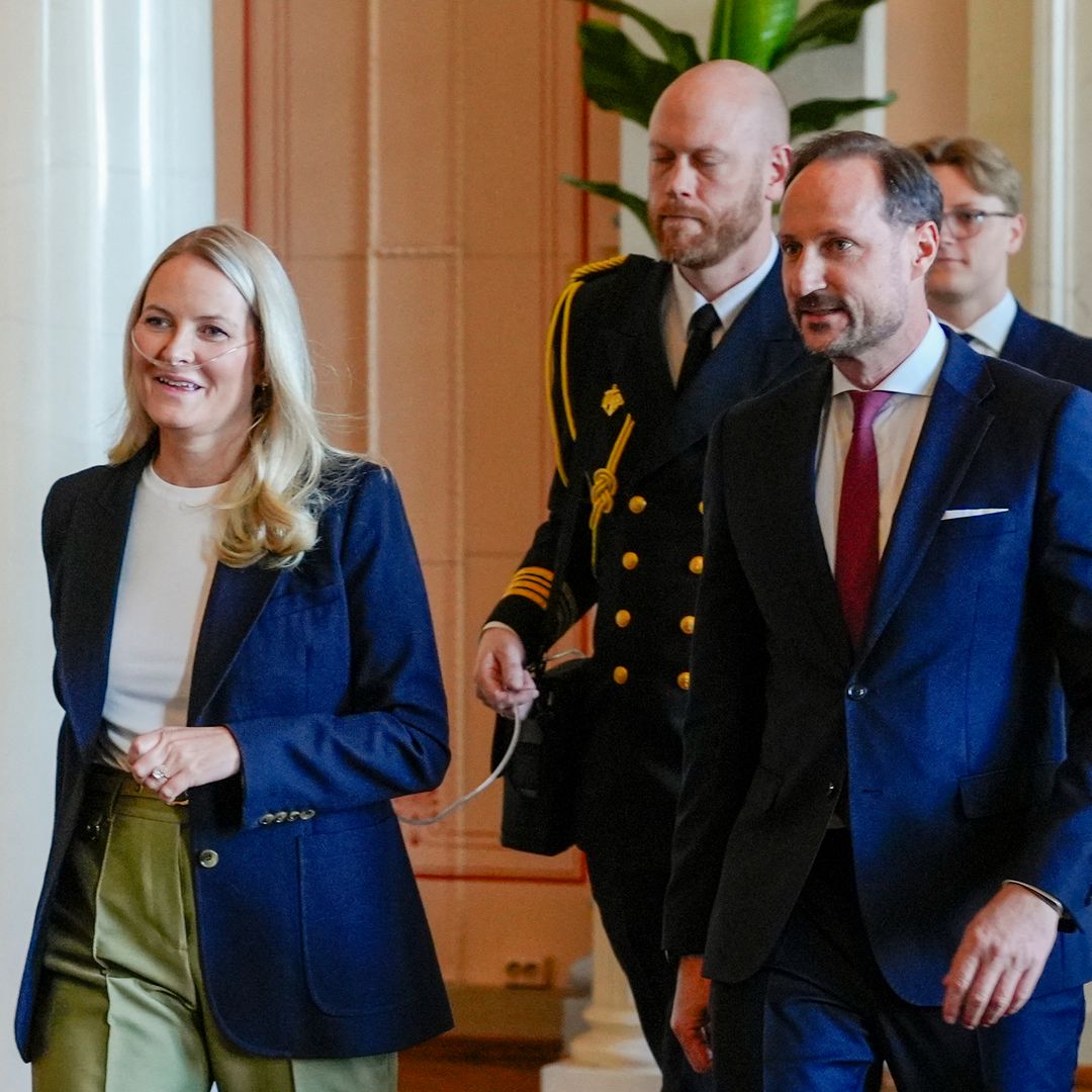 Imagen insólita en un acto oficial: Mette‑Marit de Noruega vuelve al trabajo con oxígeno y acompañada de sus dos hijos