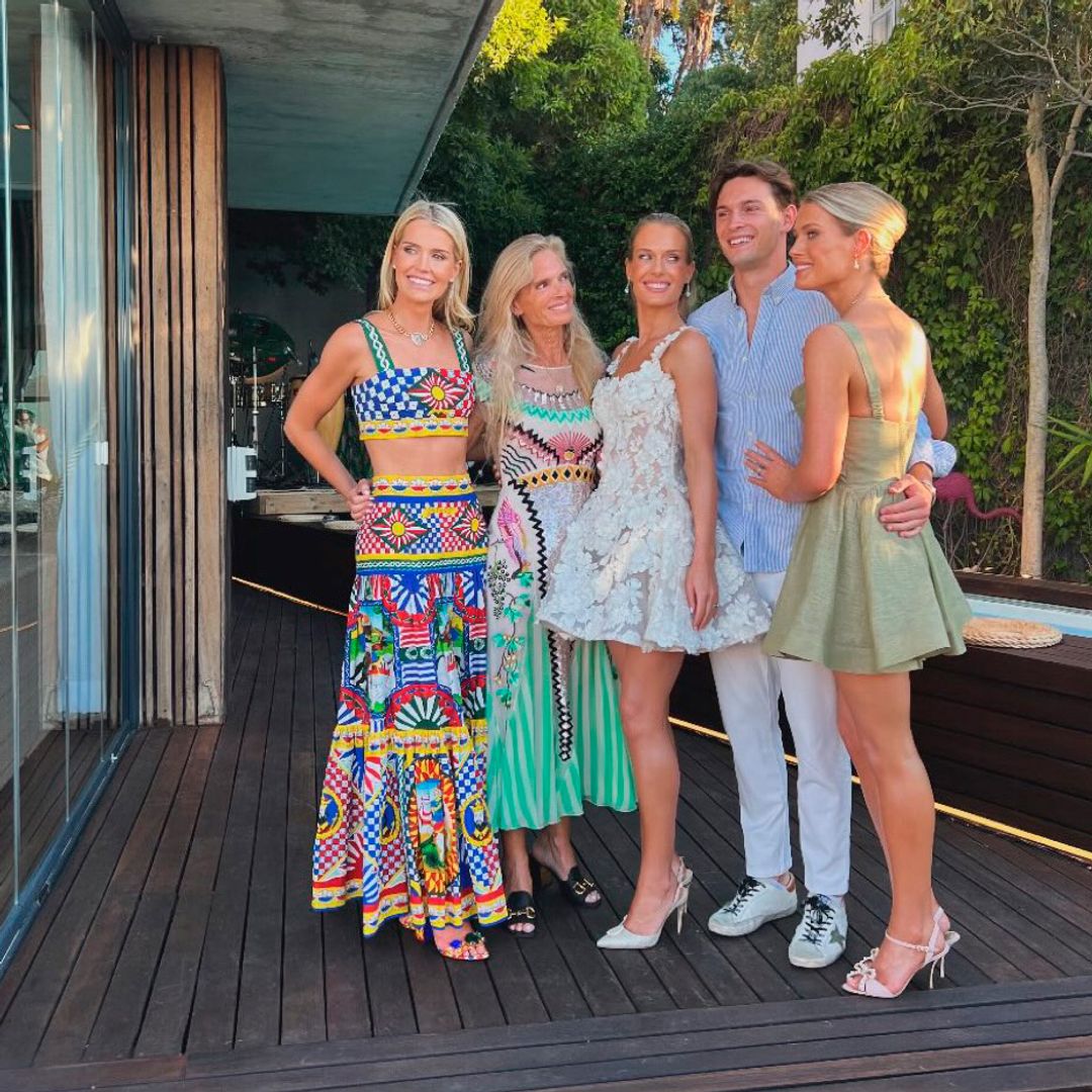 Eliza, Amelia y Kitty Spencer con su madre y su hermano