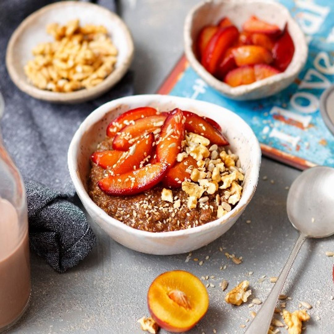 'Porridge' de quinoa con chocolate y ciruelas