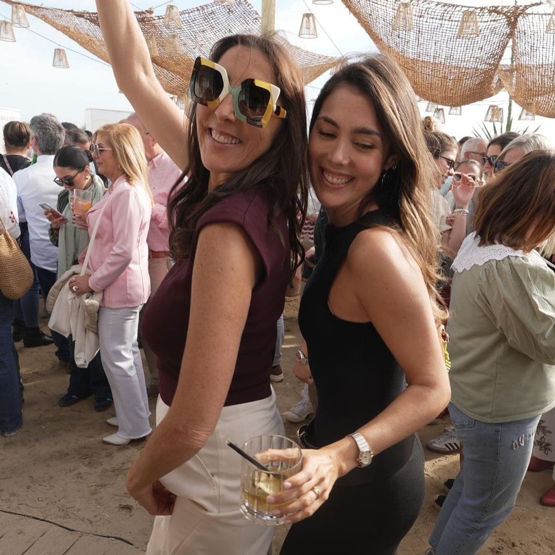 Paz Padilla y su hija en su chiringuito El Trompeta Beach, Zahara de los Atunes, Cádiz
