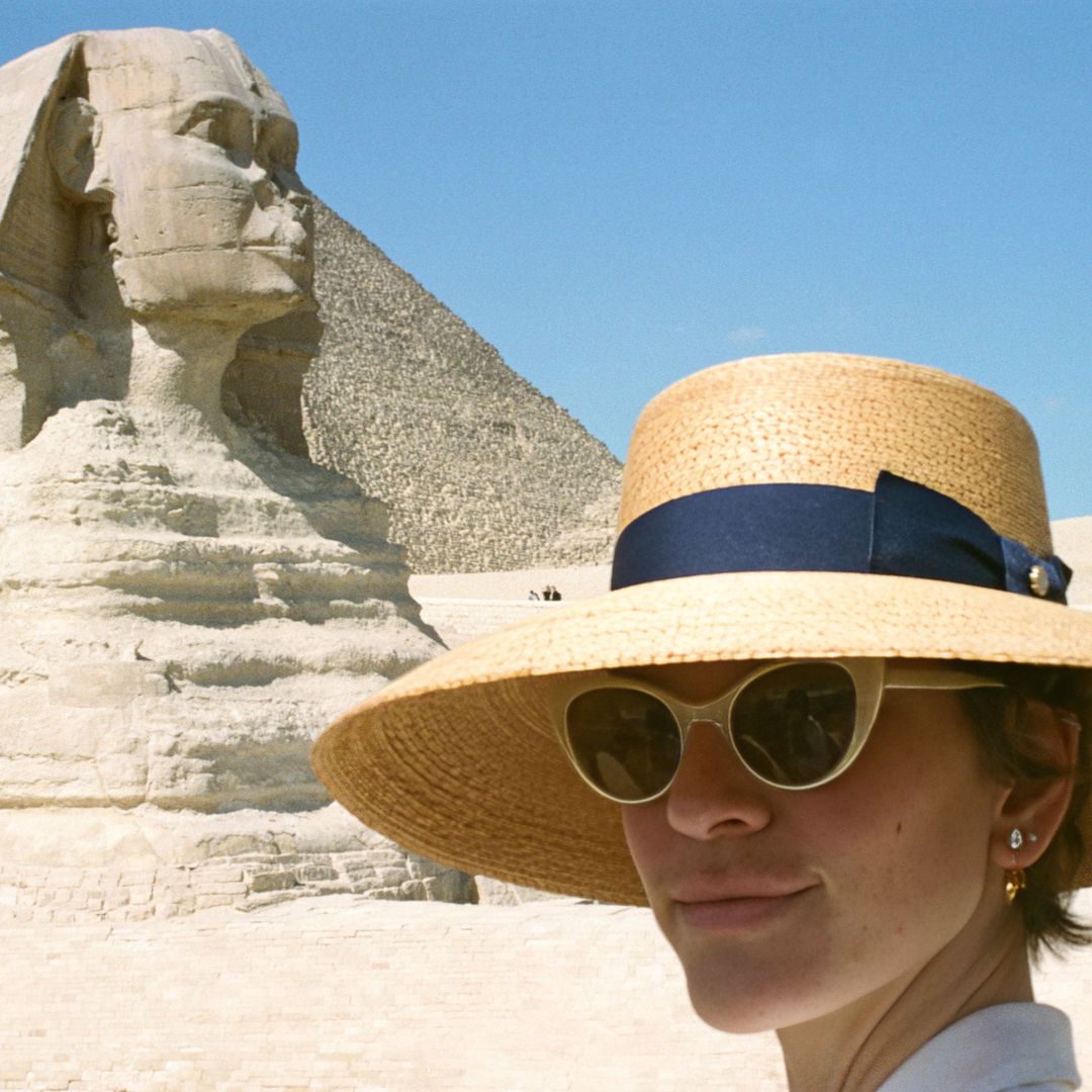 Marta Ortiz con su sombrero para evitar el calor de Egipto
