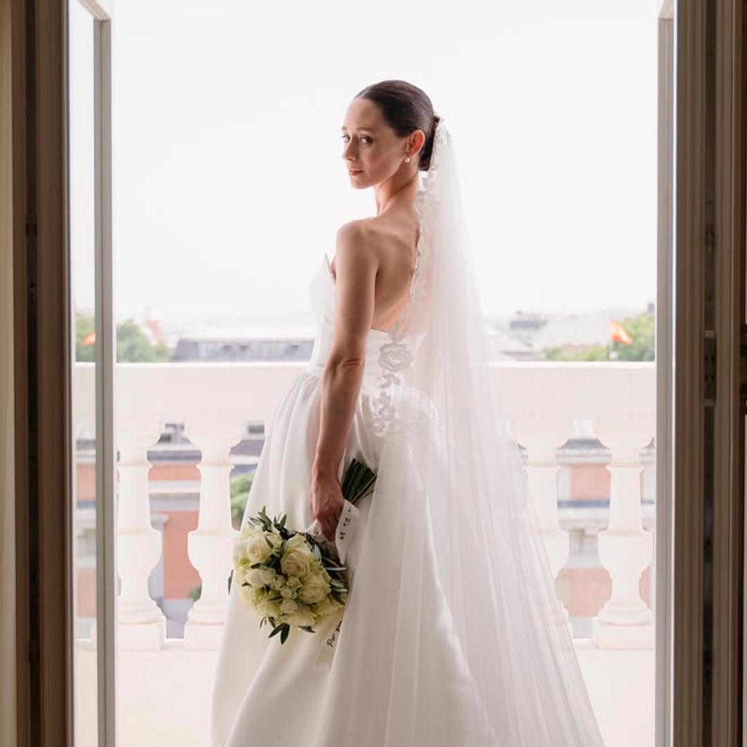 El vestido de novia que ha lucido Elena Rivera en su gran día: un palabra de honor con velo y cuerpo corsé