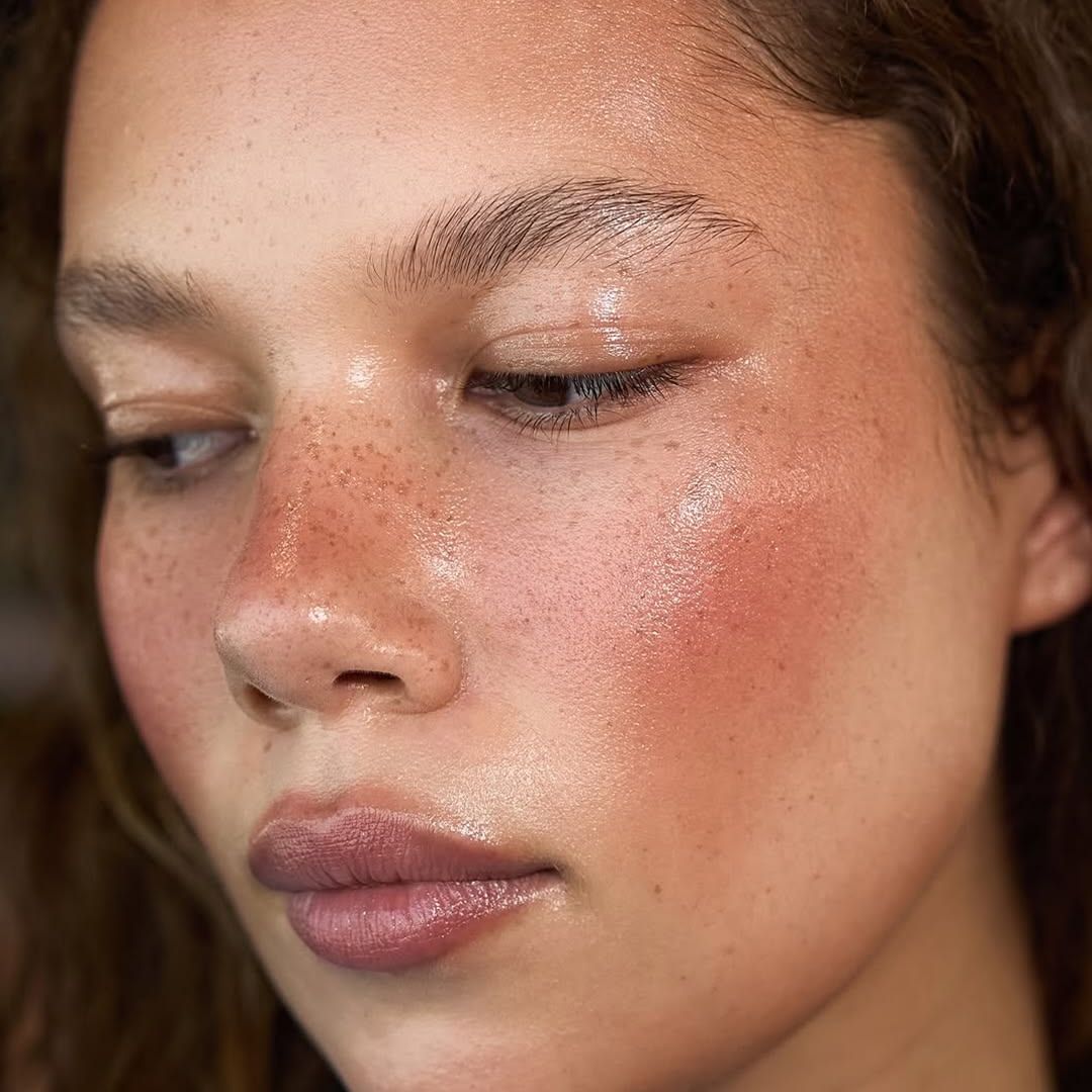 La maquillista de Dua Lipa revela el truco para pintar pecas en el rostro con un acabado natural
