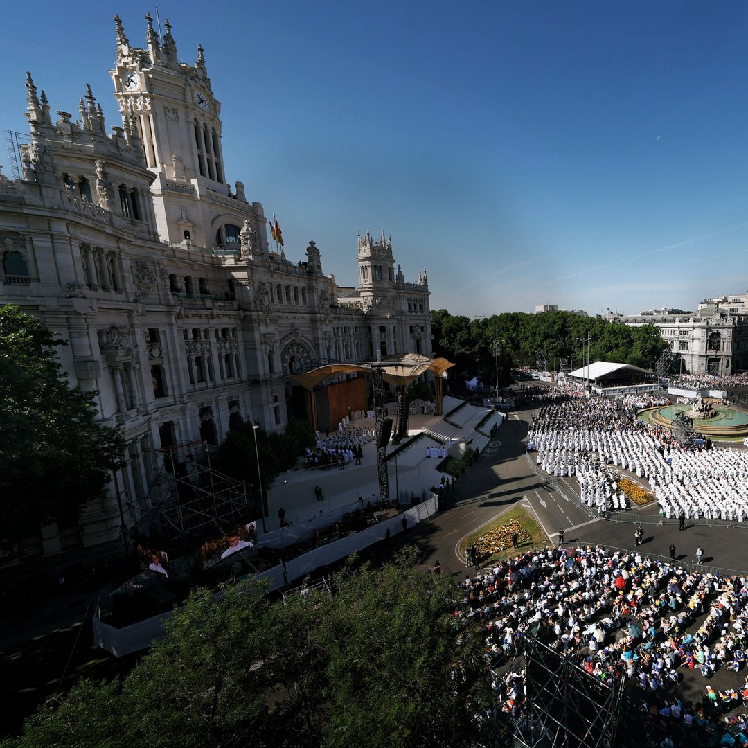 Imágenes para la historia: la plaza de Cibeles fue el escenario donde León XIV ofició el domingo la Misa del Corpus Christi. Era la primera vez que un Papa presidía esta celebración en el día de la Solemnidad del Corpus Christi. Más de un millón doscientas mil personas siguieron la eucaristía desde Cibeles y sus aledaños.