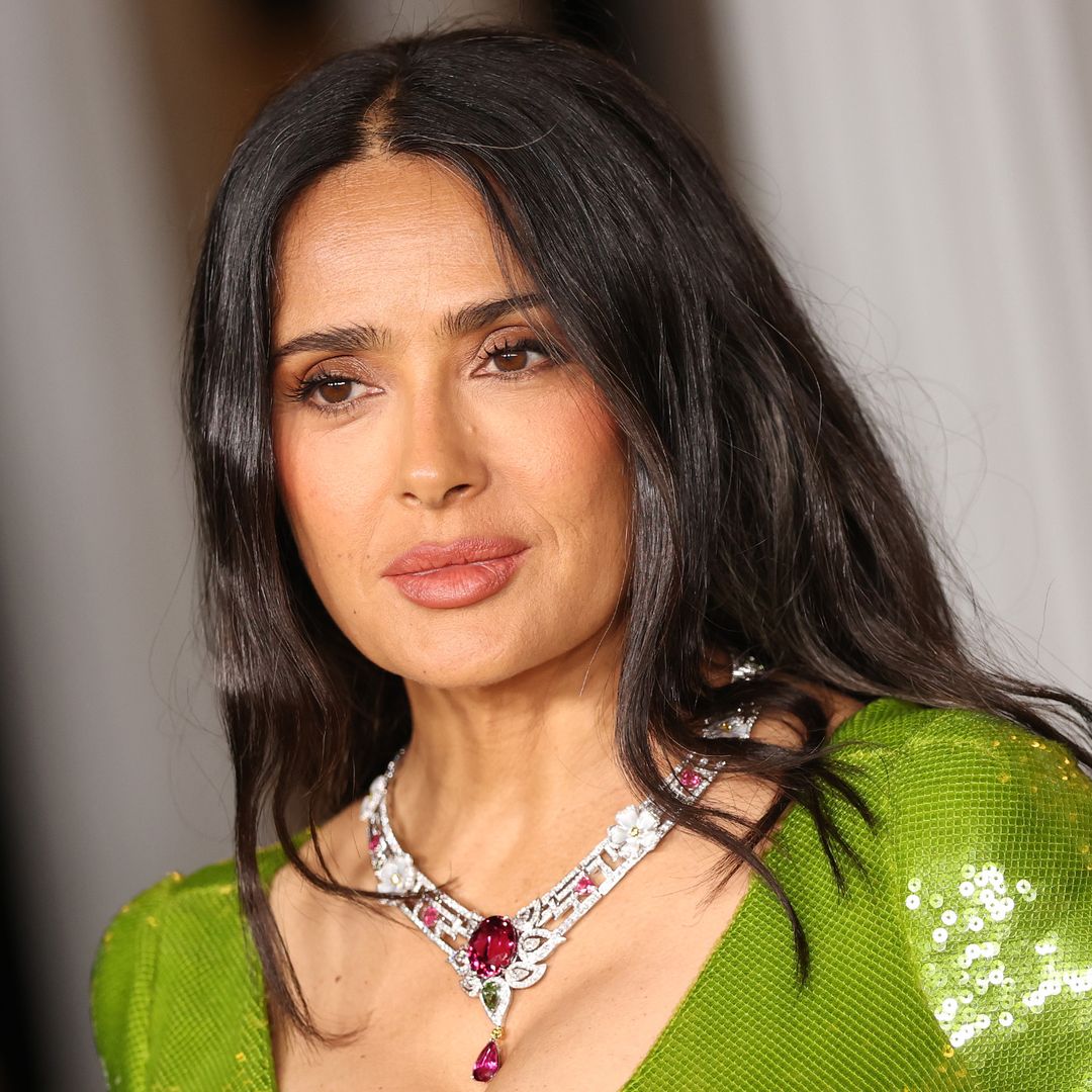 Salma Hayek (59) nunca se ha hecho un lifting facial ni rellenos pero sí este tratamiento de energía ultrasónica