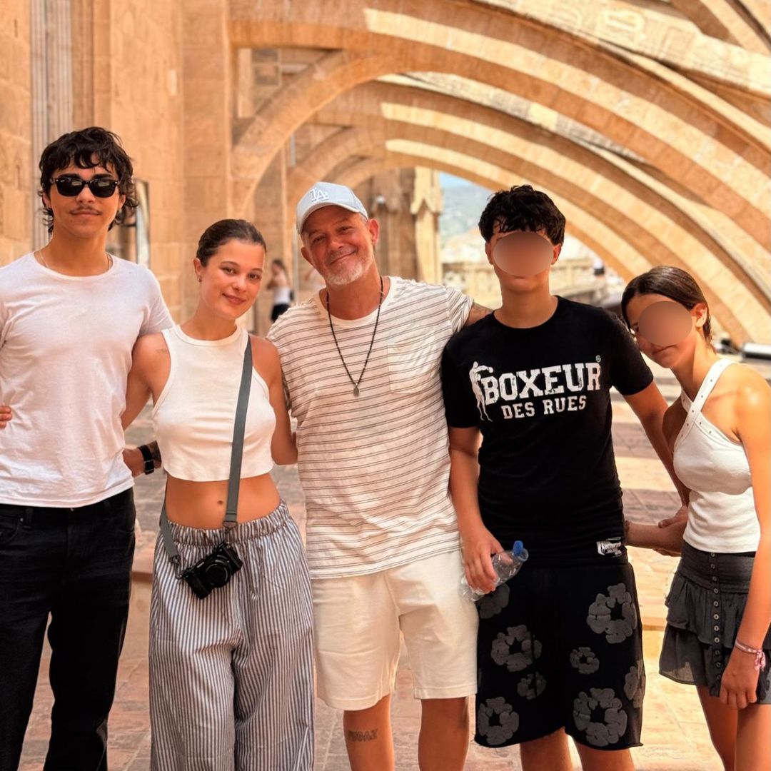 Alejandro Sanz abre el álbum de su verano más especial junto a sus cuatro hijos y Stephanie Cayo