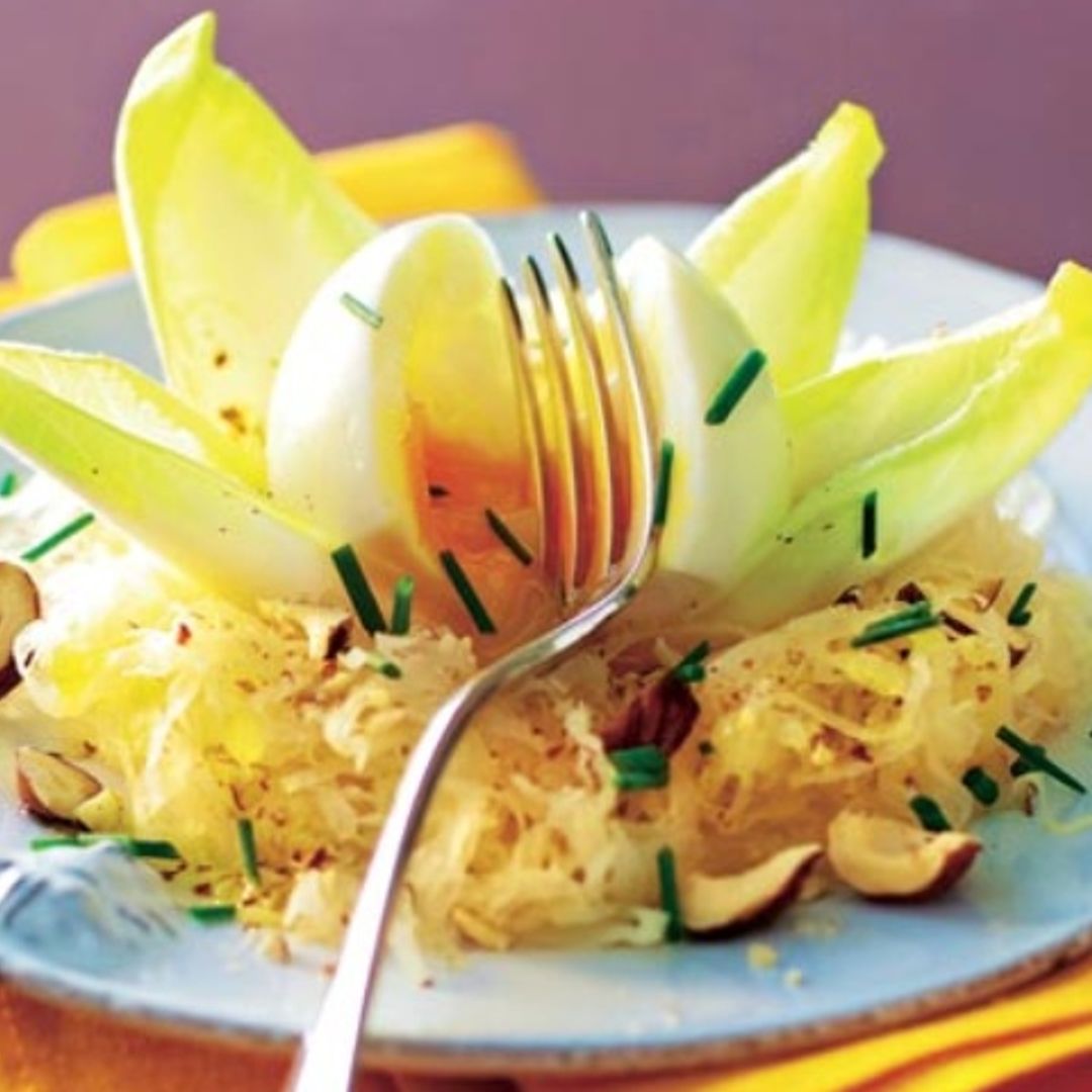Ensalada de endibias con repollo y avellanas
