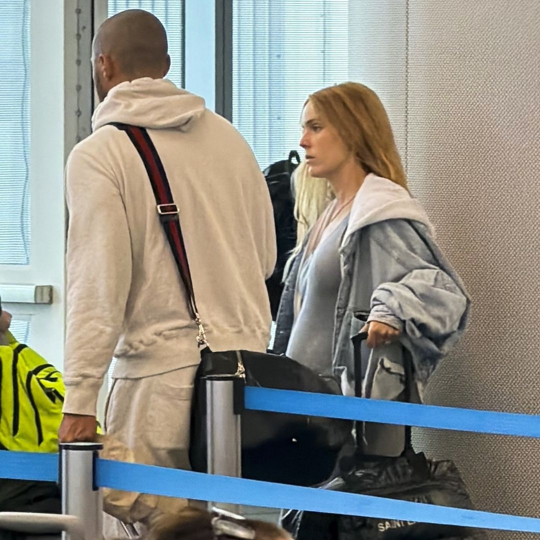 Jesse Williams y Alejandra Onieva llegando al aeropuerto de Los Ángeles

