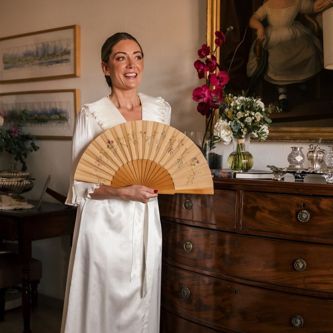 De un ramo de vidrio a un abanico pintado a mano: 8 alternativas que podrías regalar a tu mejor amiga (o hermana) el día de su boda