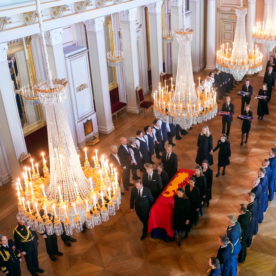 La corona más prestigiosa de Noruega y la espada real: los símbolos que acompañan a Harald V en su último adiós