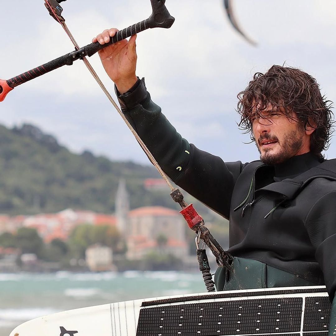 El actor Yon gonzález practicando kitesurf, país vasco