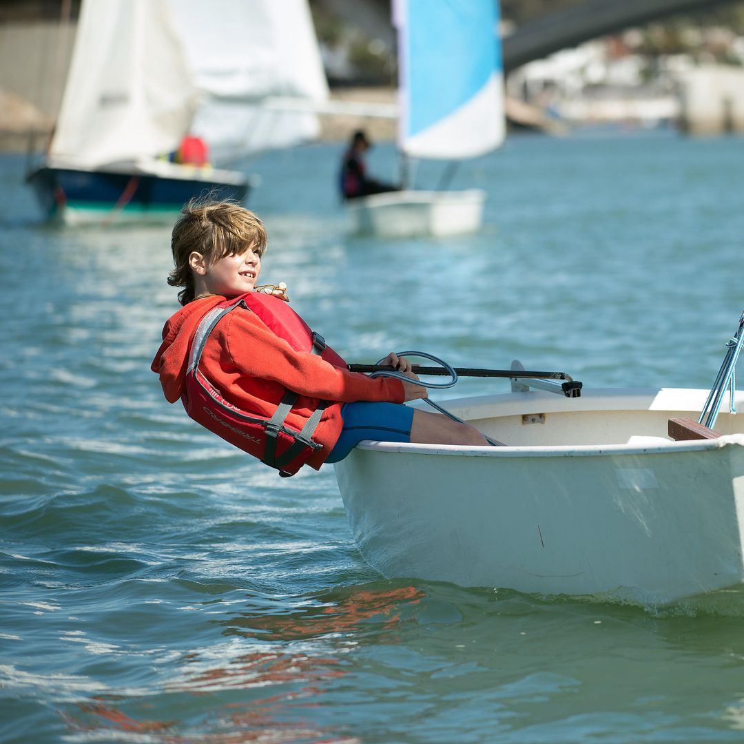 El principe Simón aprendiendo a navegar a vela de pequeño