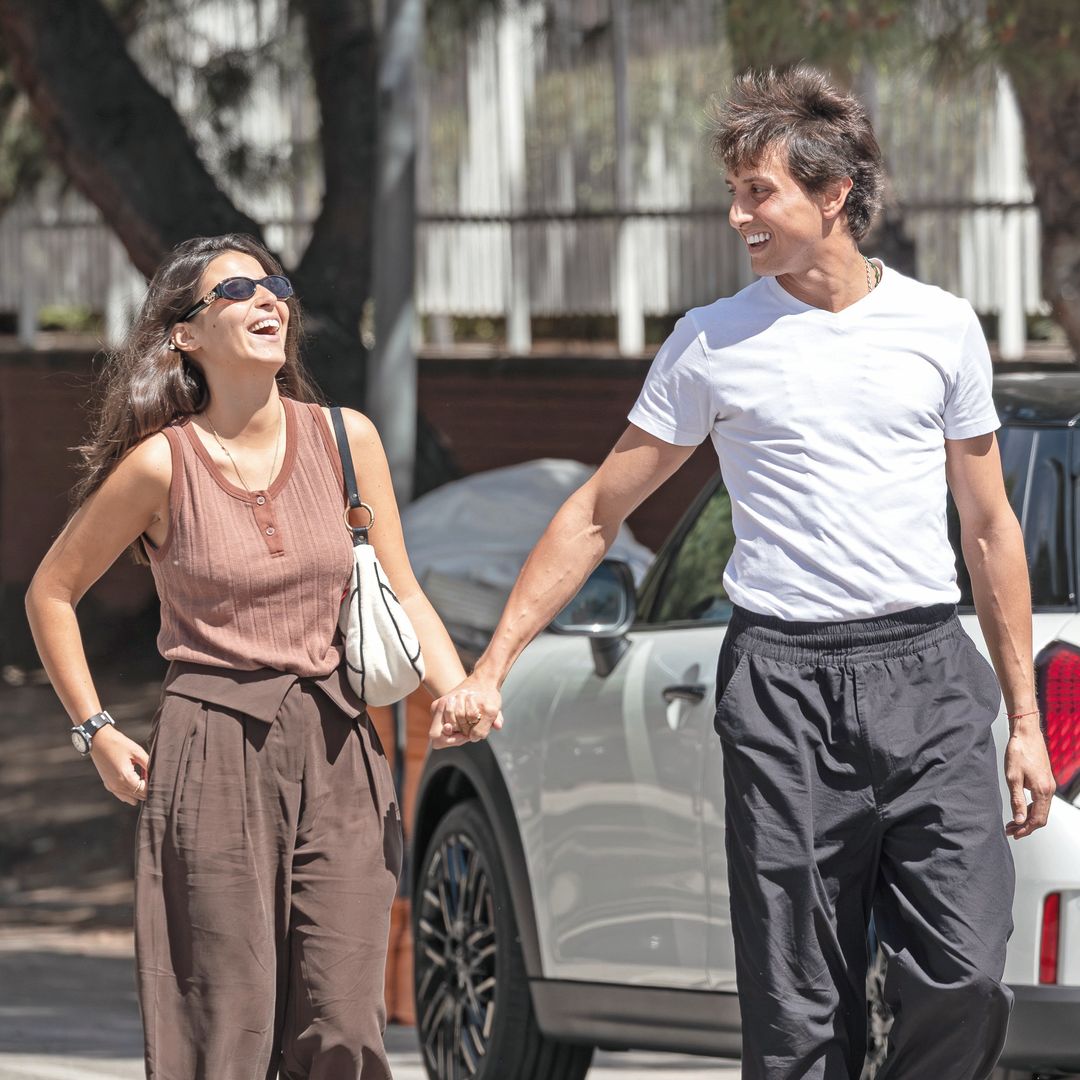Tana Rivera y Roca Rey, cuya relación salió a la luz a principios de abril, pasean de la mano, por Madrid, como una pareja más