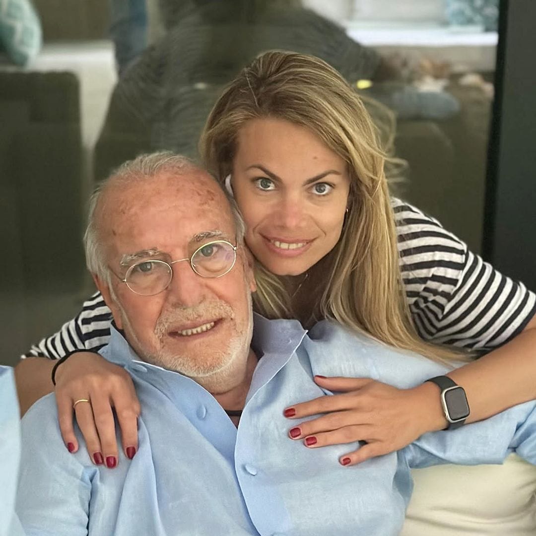 PRIMICIA. Carla Goyanes rinde homenaje a su padre en el primer aniversario de su muerte: "Mi madre y yo intentamos ser positivas; disfrutar de los que están"
