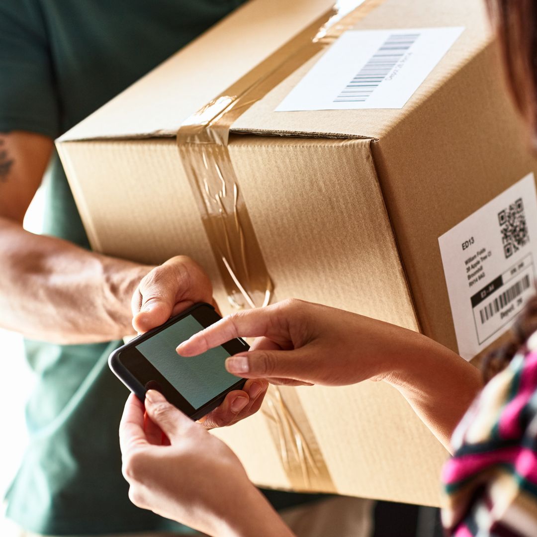 Así funciona la estafa del 'paquete retenido' que miles de personas están recibiendo por Navidad