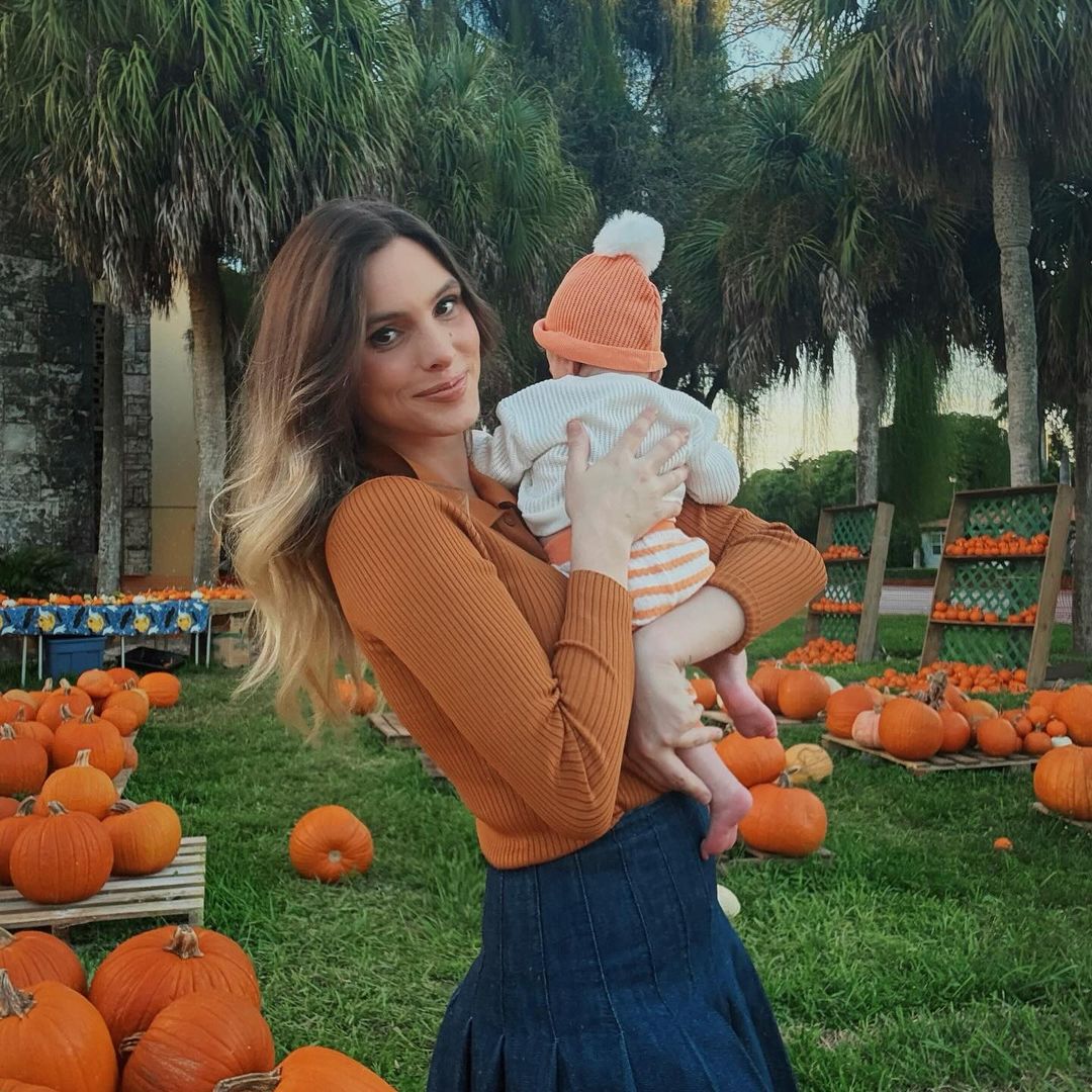 Lele Pons y su bebé Eloísa derriten a todos con su tierna sesión fotográfica de otoño