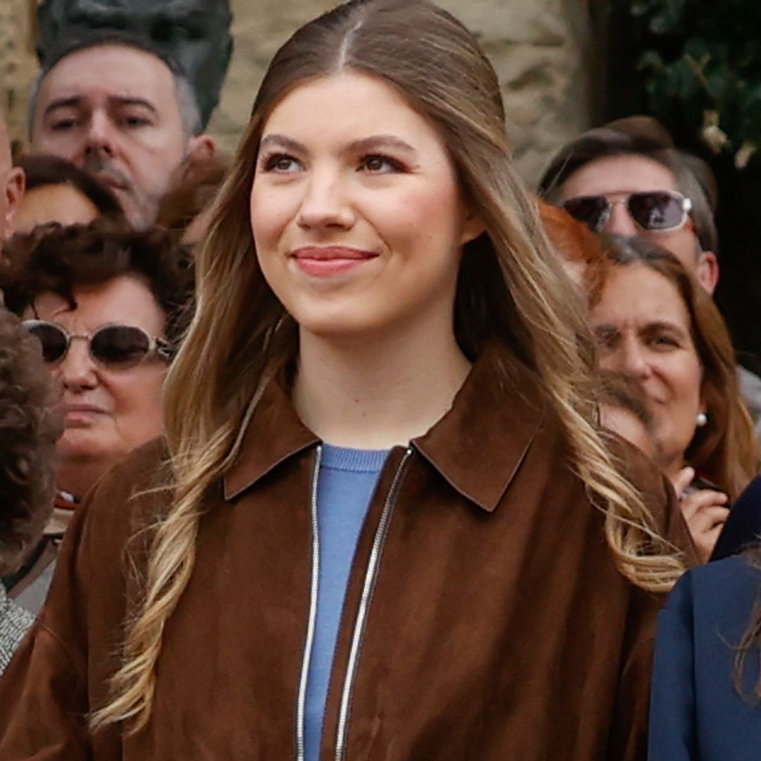 La infanta Sofía combina una chaqueta bomber y deportivas: "Refleja el estilo de las chicas de 20 años en España hoy en día"