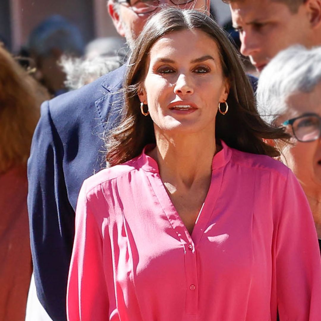 La Reina rejuvenece su vestido rosa 'oversize' con unas llamativas alpargatas españolas
