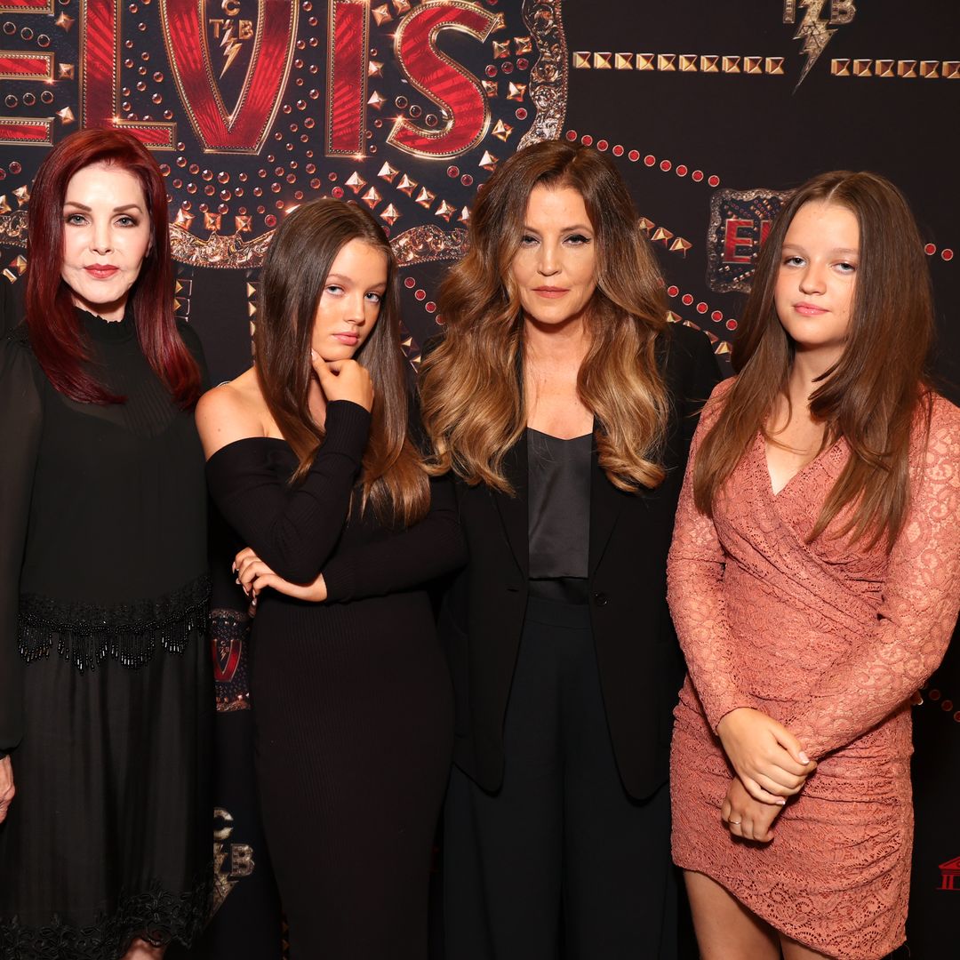 Las hijas gemelas de Lisa Marie Presley cumplen 18 años y reaparecen en una fotografía que sorprende por su parecido familiar