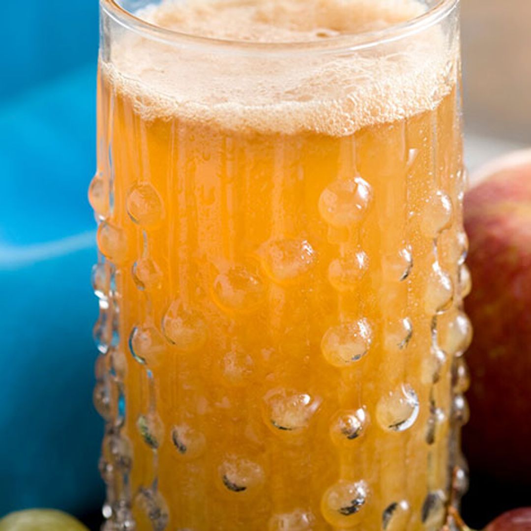 Zumo de uvas, manzana y hierbabuena