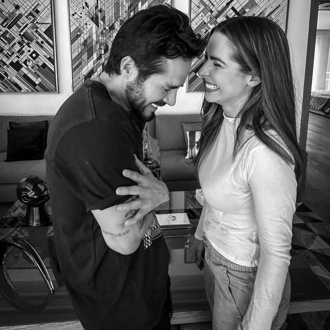 José Ron se sincera sobre el beso que se dio con Ariadne Díaz en la presentación de su telenovela