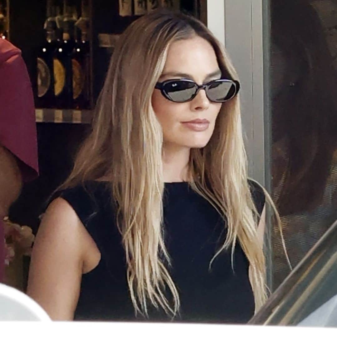 Margot Robbie presume el bolso de playa más 'trendy' en Ibiza