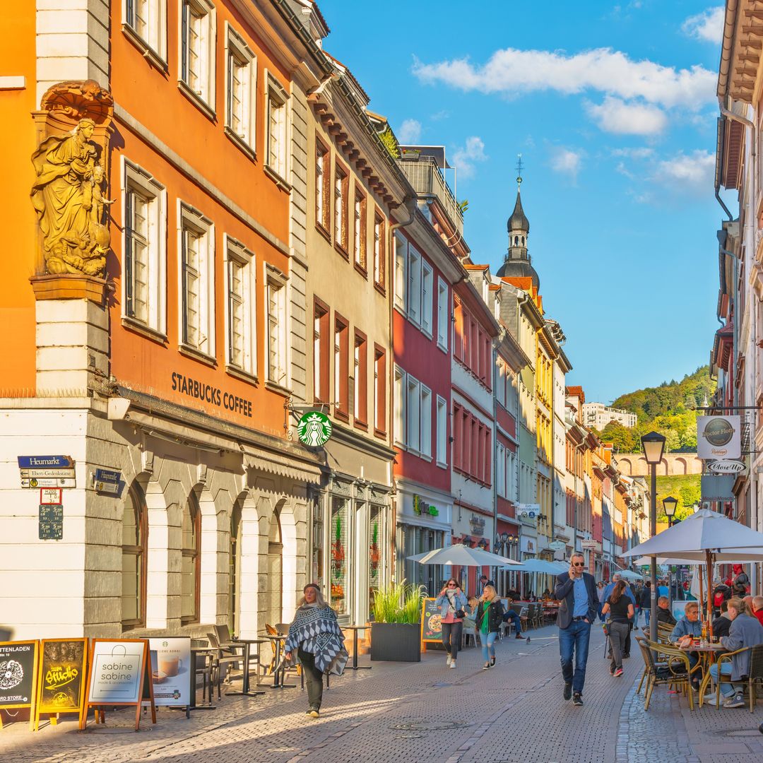 Hauptstrasse, la principal vía peatonal y comercial del casco antiguo medieval de Heidelberg, Alemania