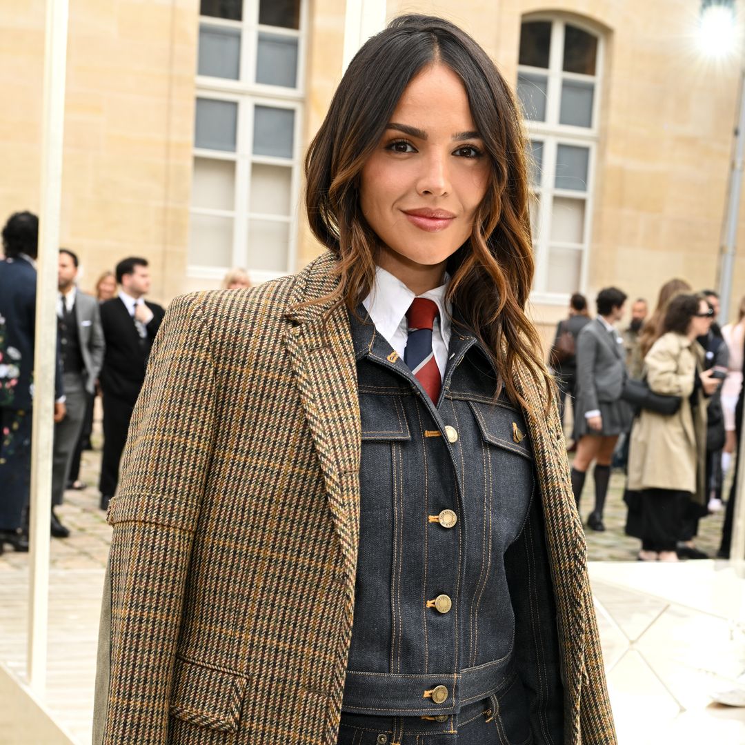 Eiza González muestra la mejor forma de llevar el 'Canadian tuxedo' este otoño