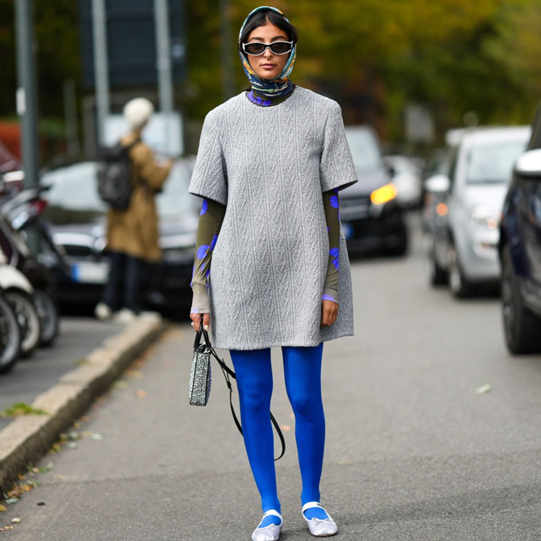 Cómo darle un giro a tus looks de minifalda en invierno con unas medias de colores