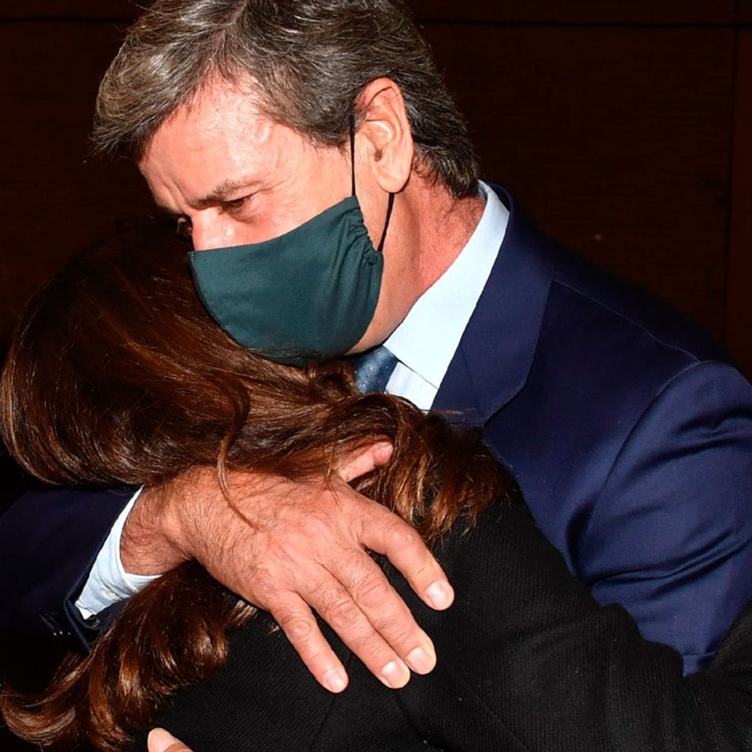 El abrazo entre Cayetano Martínez de Irujo y su sobrina Cayetana Rivera en la misa homenaje a la duquesa de Alba