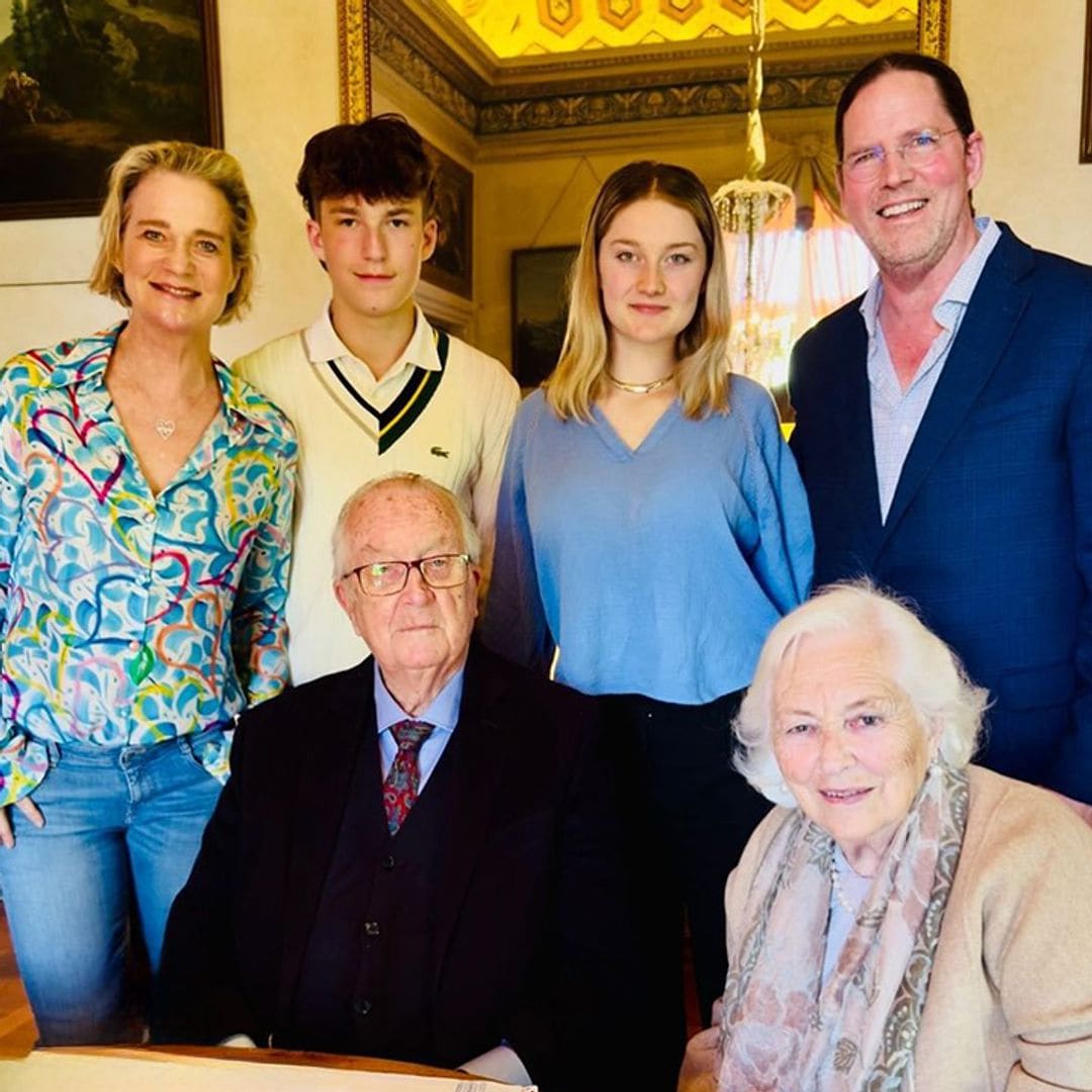 El rey Alberto de Bélgica posa por primera vez con sus nietos Joséphine y Oscar, hijos de su hija Delphine