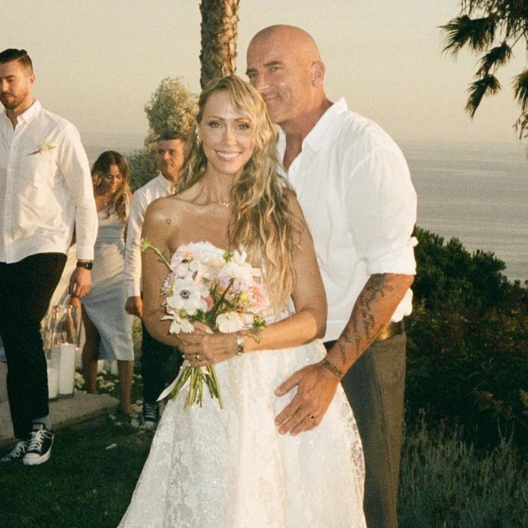 Los dos vestidos de novia de Tish Cyrus: un diseño romántico y un 'slip dress' con drapeados